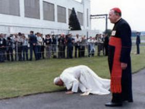 john paul kissing earth